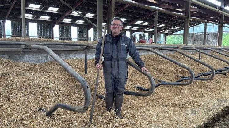 Sylvain Renaud, agriculteur et nouveau maire du Ham, gère une exploitation laitière avec son fils Kévin.