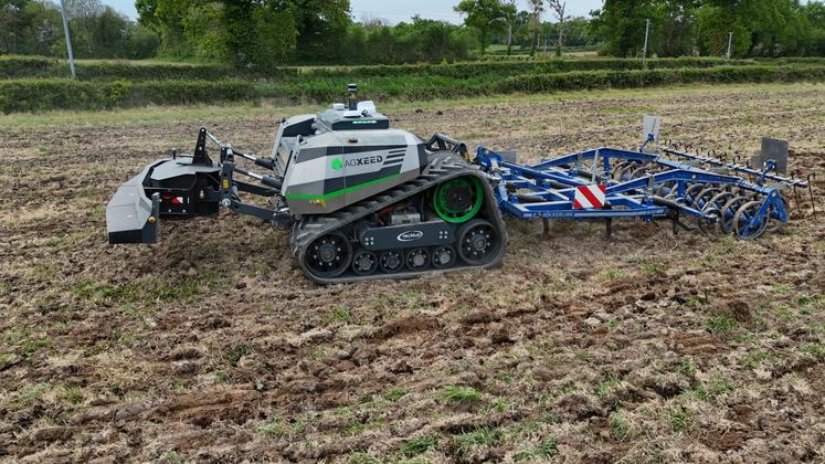 À Saint-Fort, AGXEED présentera son robot de culture 100 % autonome Agbot T2 Série 5. Il est conçu comme un tracteur traditionnel, avec un relevage avant et arrière, prise de force arrière et quatre distributeurs hydrauliques. Équipé de chenilles pour éviter le tassement du sol, il est doté de 150 ch, comparable en traction à un tracteur traditionnel de 170 ch.