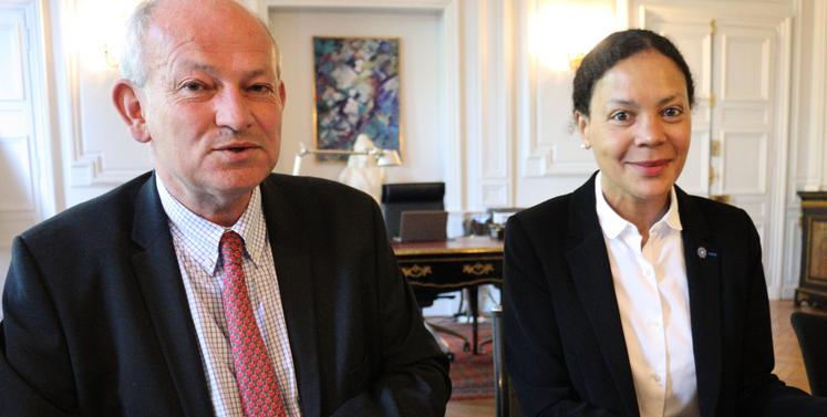 Patrick de Ferrière, président de la Fédération des chasseurs de la Mayenne, et Nadège Baptista, préfète de la Mayenne, ont officialisé le nouveau Schéma départemental de gestion cynégétique de la Mayenne 2026-2032.
