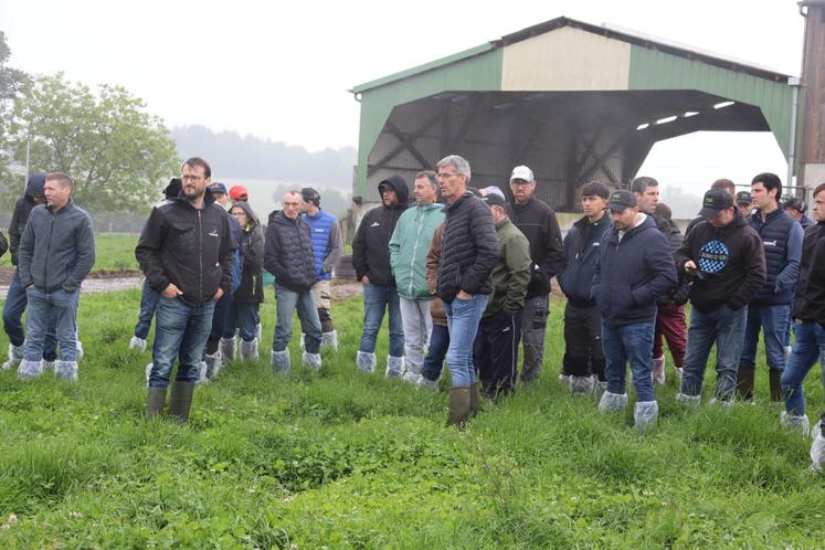 Après la partie théorique sous la stabulation, les participants ont visité l'exploitation de Jérôme Cottereau.