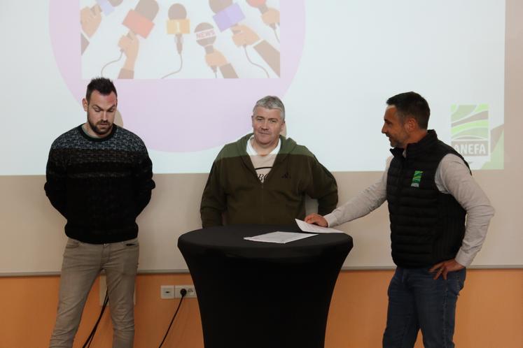 De gauche à droite : Alexandre Peltier, salarié à la Cuma du Loironnais, Laurent Garnier, président de la Cuma du Loironnais, et Romain Devaux, directeur de l'Anefa 53. 