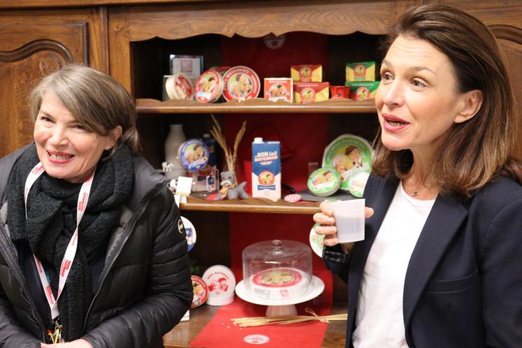 Catherine Drezen (à gauche), présidente de la fromagerie Vaubernier, avec Christelle Morançais, présidente de la Région Pays de la Loire.