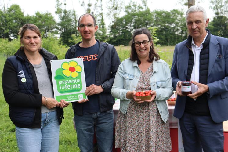 Sylvia Goisbault (à gauche), élue Bienvenue à la Ferme, a remis le panonceau d'agrément à Étienne Restif et Maude Laurent (au centre), en présence de Dominique Guineheux, maire de Saint-Quentin-les-Anges.