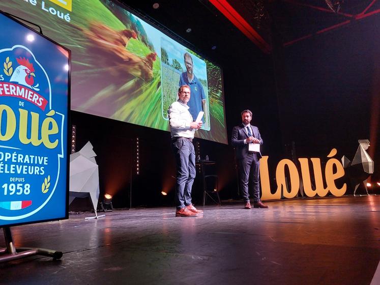 L'AG des Fermiers de Loué a mis à l'honneur son nouveau président, Angelo Carbonel, avec son directeur, Erwan de la Fouchardière. À dr. Christelle Morançais a signé un " pacte filière " pour amener les volailles de Loué dans les restaurants scolaires des lycées de la région. Les éleveurs animateurs en magasin, montés sur scène, ont été remerciés pour leur travail.