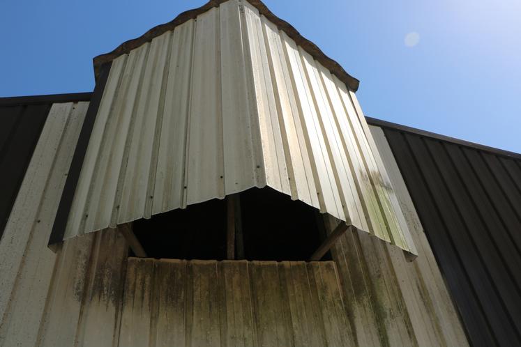 L'ouverture de la gaine de ventilation, en bout de bâtiment, a été élargie.