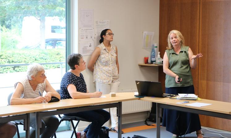 Madiha Wahid, conseillère professionnelle et Sylvie Helesbeux, conseillère sociale accès aux droits à la MSA, lors de la réunion à Changé lundi.