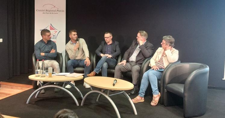 Yvonnic Rousselière (IFIP), Lucas Bernier, Dany Bricaud (Crédit Agricole Atlantique-Vendée), Arnaud Lebouvier (Crédit Mutuel Maine-Anjou, Basse-Normandie) et Florence Desillière (Conseil régional des Pays de la Loire) ont participé à la table ronde sur le financement des bâtiments porcins du futur.