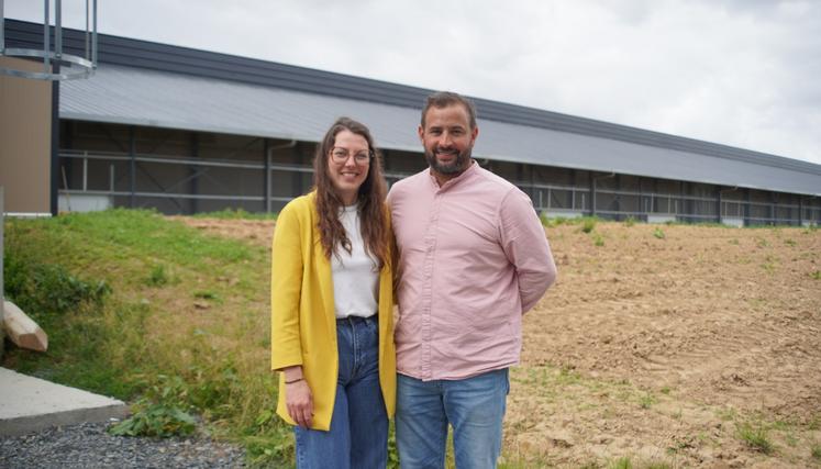 Au Gaec du Bois Béasse, Anne-Émilie a rejoint son mari Quentin. La première gère le nouveau bâtiment poules pondeuses (au premier plan, l'une des deux zones de plein air qui restait alors à aménager) ; son mari poursuit l'atelier vaches laitières.