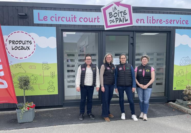 Les quatre gérantes devant la Boîte de Pail.