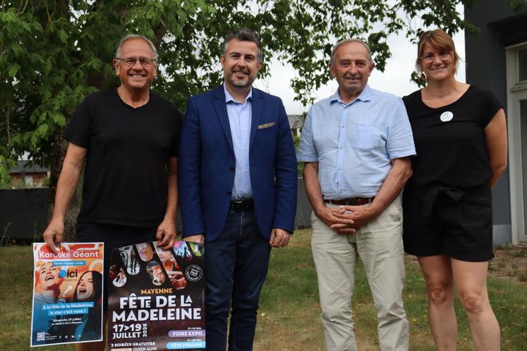 De gauche à droite : Yannick Lepetit, trésorier de l'association Mayenne Foires et Salons, Adrien Mottais, maire de la Ville de Mayenne et président de Mayenne Communauté, Claude Tarlevé, président du Cima 53 et vice-président du Conseil départemental de la Mayenne, et Sylvia Goisbault, élue à la Chambre d'agriculture de la Mayenne.
