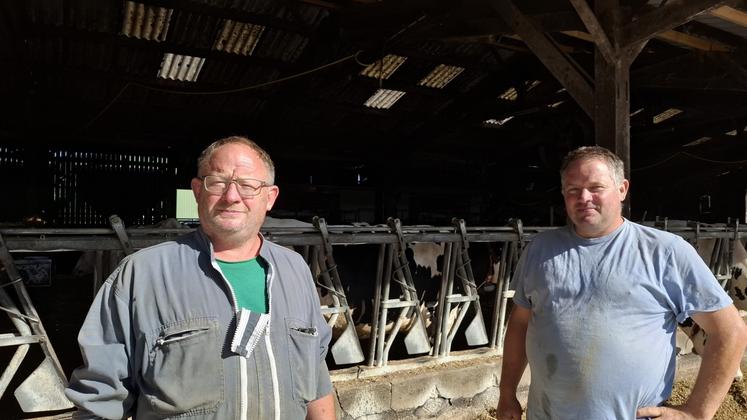 Emmanuel et Jérémy Trémeau devant la stabulation.