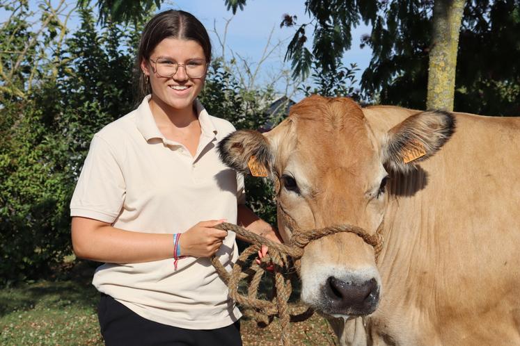 Chloé Gasté (16 ans), fille de Jérôme et Marion Gasté, éleveurs de Parthenaises à Saint-Ouën-des-Toits. Malgré sa passion pour l'agriculture, elle ne souhaite pas en faire son métier. "En revanche, je serai toujours présente pour aider mes parents dans les concours, quand je le pourrai", assure-t-elle.