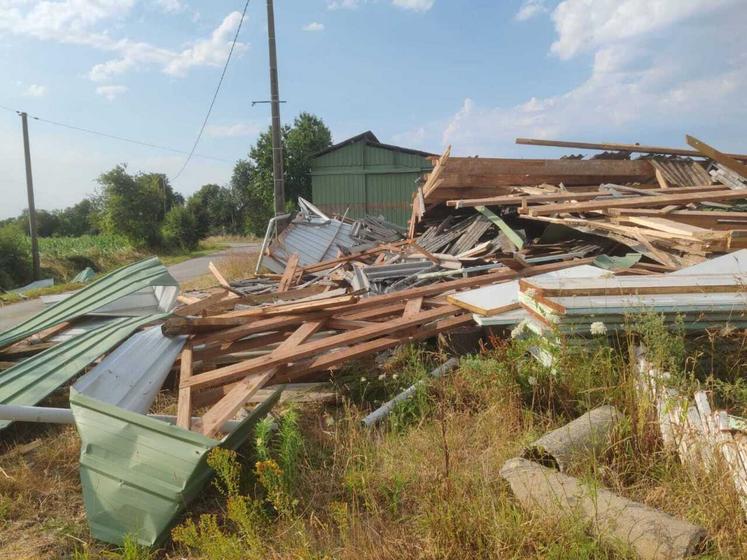 À gauche, les dégâts occasionnés par la tempête chez Guirec Legentil, à Chantrigné. Sur les photos de droite, au Gaec Gégu à Beaulieu-sur-Oudon, le vent a aussi été dévastateur.
