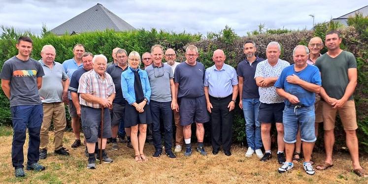 Autour de Claude Charon (au centre), une vingtaine de bénévoles se sont réunis pour la photo prise à Chemazé, mercredi dernier. À droite, Guillaume Lancelin, responsable FDSEA du canton de Château-Gontier.