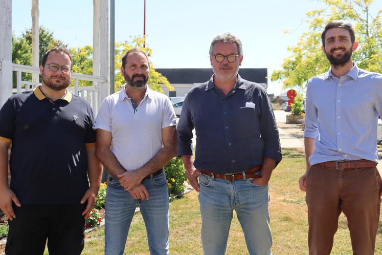 De gauche à droite : Laurent Brunet, producteur laitier à Gennes-Longuefuye et administrateur Biolait ; David Hay, producteur de lait à Pommerieux et nouvel adhérent Biolait (ancien président de la coopérative Lait Bio du Maine) ; Philippe Marquet, président de Biolait, et Simon Brichart, directeur général de Biolait.