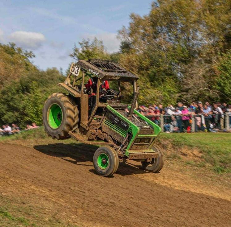 Le tracto-cross de l'équipe Tracto-Cross Diablintes, un Fiat 80-90.