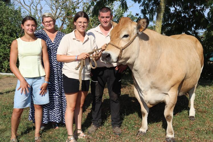 La famille Gasté aux côtés de Rainette, une vache de 6 ans et demi qui participera au Cima 2026. De gauche à droite : Justine (13 ans), la petite sœur de Chloé, sa mère Marion, Chloé, et son père Jérôme.