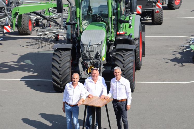 Jean-Maurice Mesnage (au centre), PDG de Lesieur, entouré de ses deux directeurs généraux actuels, Didier Charles (à gauche), qui laissera sa place à Benoît Lesieur (à droite).