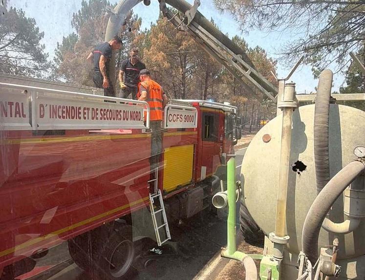 Le soutien des agriculteurs est apprécié par les pompiers. Ici, le ravitaillement d'un camion de pompiers, en Gironde, par des volontaires mayennais.