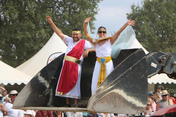 Erwan Pineau, président JA 53, et Lola Gobé, animatrice JA 53, ont profité du tour d'honneur des moiss'batt et tracto cross pour poursuivre la série de vidéos humoristiques des JA du canton de Mayenne sur les réseaux sociaux.