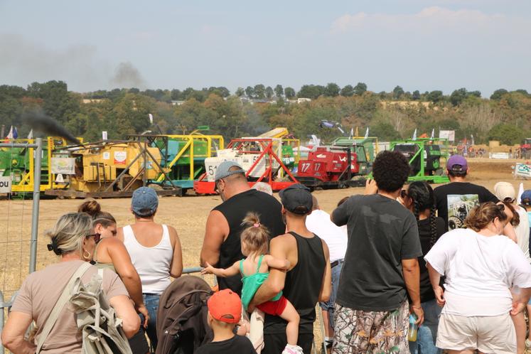 Simples curieux ou supporters passionnés, les spectateurs en ont pris plein les yeux lors des courses de moiss'batt et de tracto cross sur le circuit.