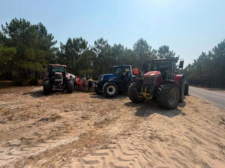 Arnaud Pinçon et ses amis sont partis en Gironde avec trois portes-engins, trois tracteurs, et des tonnes à lisier.
