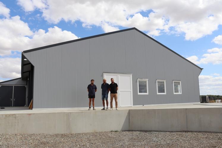 Cyril Bertrand, Fabien Durand et Jean-Philippe Bruant devant le nouveau bâtiment.