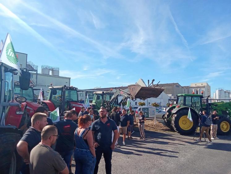 Mercredi matin, une soixantaine d'agriculteurs ont bloqué l'entrée des Fromageries Perreault pour manifester contre le prix du lait.