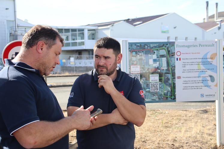 Samuel Gouel (à gauche), président de la FDSEA 53, en pleine discussion avec son homologue des JA, Erwan Pineau.