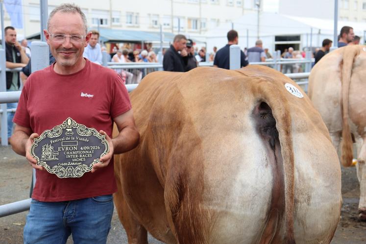 Le championnat inter-races vaches est revenu à Wilfried Piau, éleveur à Abbaretz (Loire-Atlantique), grâce à sa Parthenaise.