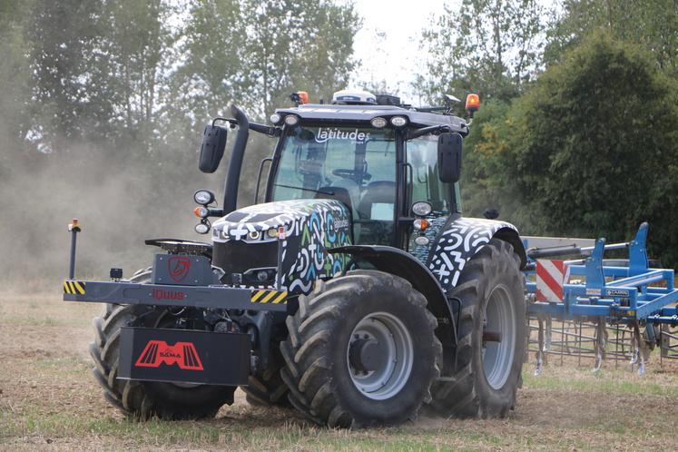 La société Latitude GPS a effectué une démonstration de son tracteur automatisé.