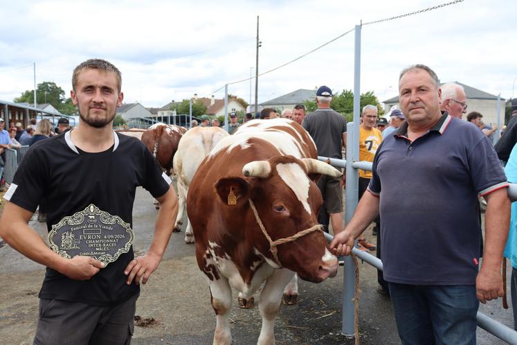La famille Galas (Neuvillette-en-Charnie, Sarthe) avec le fils Victor et le père Thierry, qui remportent le championnat inter-races mâles avec leur Rouge des Prés.