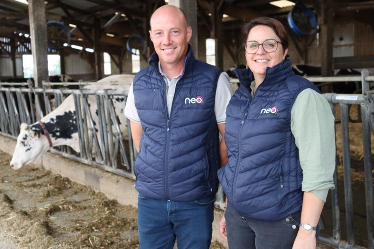 Depuis un peu plus d'un an, Cédric et Laetitia Houdmond, éleveurs laitiers à Cossé-le-Vivien, utilisent la solution NEO de chez Innoval. Derrière eux, une de leurs vaches équipée du collier.