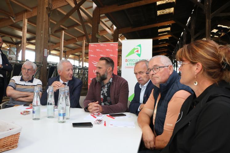Une table ronde a réuni des élus du Conseil départemental et de la Chambre d'agriculture au Gaec Goisbault, à L'Huisserie.