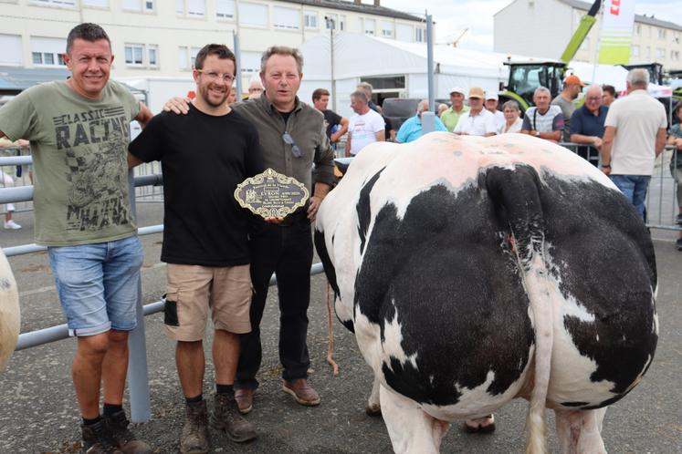 Le Gaec de l'Humeau (La Séguinière) avec Cyrille Guitet (à gauche) et son associé Simon Oger (au centre), vainqueurs du Grand prix de championnat "Blanc bleu et croisé", en compagnie de leur partenaire belge de la maison Franson (à droite), fabricante d'aliments pour bovins.
