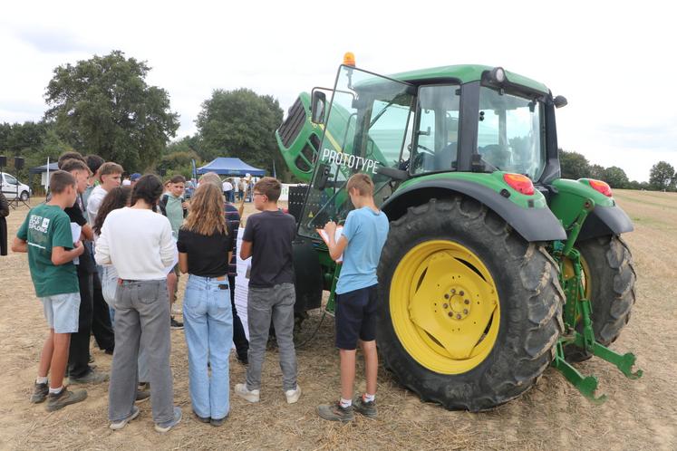 Le Tractfit, prototype de tracteur électrique rétrofité, est en test à la ferme pédagogique de Derval (44) depuis deux ans.