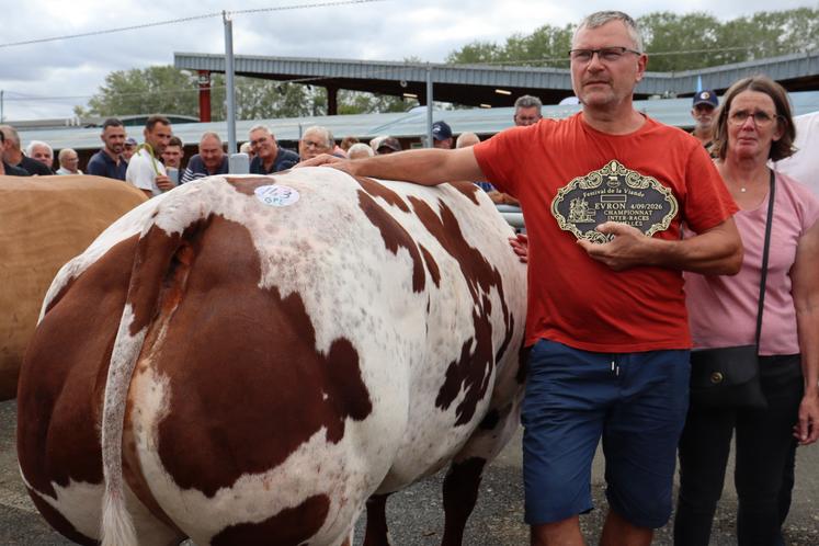 Le régional de l'étape Serge Barré, éleveur à Châtres-la-Forêt (Évron), avec sa compagne Nathalie Guichard. Leur bête de race Saosnoise a remporté le championnat inter-races femelles.