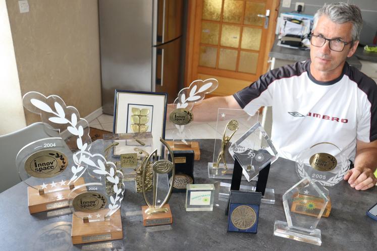 Olivier Duhamel avec les trophées glanés par son père. Son imagination lui a permis de remporter de nombreux prix Innov'Space, ainsi qu'un Inel d'Or, un Sedima d'Or... " Mon père a également remporté un Sarrasin de bronze et un Sully de bronze. Tous les prix ne sont pas chez moi, ils sont partagés entre les quatre enfants. "