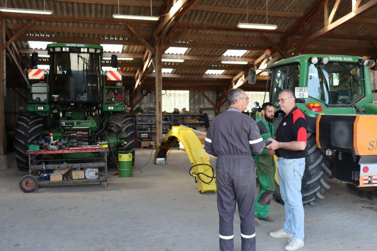 Discussions dans l'atelier de la Cuma de la Vaige (La Cropte) entre Mickaël Talvard (à gauche), salarié depuis 28 ans, le président Jean-Michel Riveron (à droite) et Benoît Cherruault (en arrière-plan), salarié depuis 2012.