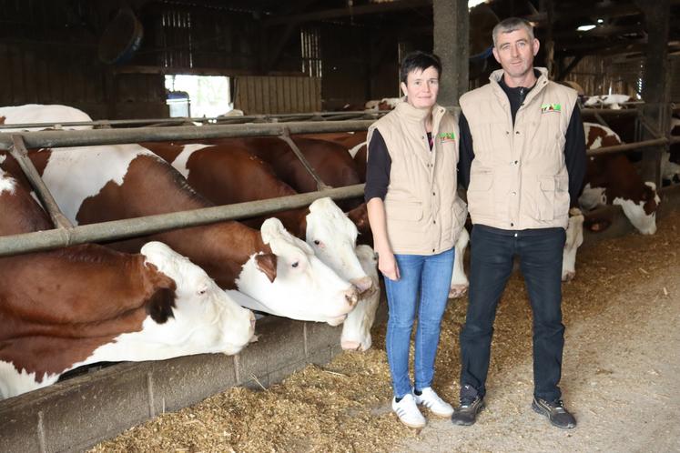 Karine et Anthony Dabo, éleveurs associés au Gaec Dabo, situé au lieu-dit La Haie à Bourgon.