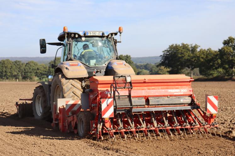 Stéphane Chauveau utilise un "rototiller" avec un semoir à blé classique.
