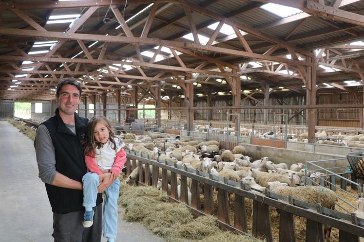 Thomas Courcier, ici avec sa fille dans les bras : "L'avantage d'un bâtiment ovins, c'est qu'il vieillit bien."