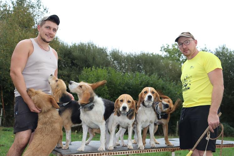Romain Chaplet (à droite) et son beau-frère Alexis Martineau partagent la même passion pour la chasse. À eux deux, ils comptent une vingtaine de Beagle dans leur meute de chiens. "Le fouet, c'est pour les dresser, mais jamais on ne leur taperait dessus", rappelle Romain Chaplet.