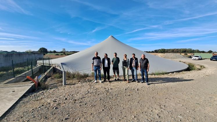 Les représentants de BHD Environnement, des Ets Dupin et de CS Biogaz, devant une fosse circulaire en béton couverte par Covagri®.