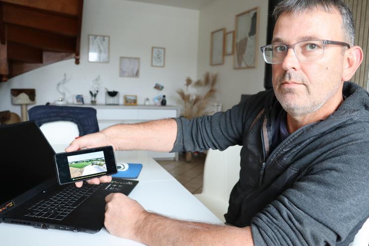 À la recherche de nouveaux contacts dans le secteur agricole, Stéphane Lemarié, qui nous montre ici ses vidéos publiées sur les réseaux sociaux, parcourt les foires et salons pour se faire un nom auprès des professionnels.