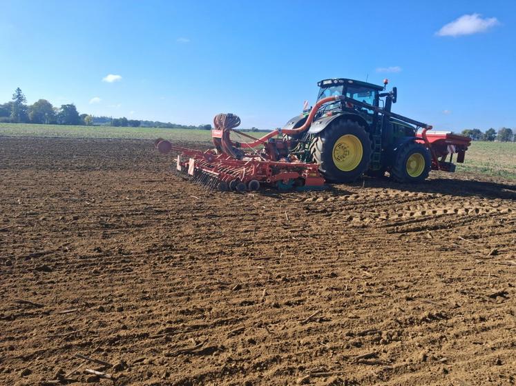 Semis de blé de Jérôme Lecomte, agriculteur à Bierné-les-Villages.