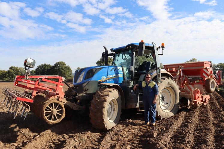 "La terre a été labourée avant les semis de blé. Elle est quand même assez souple dans notre secteur, elle se travaille toute seule", assure Stéphane Chauveau, agriculteur à Blandouet-Saint Jean.
