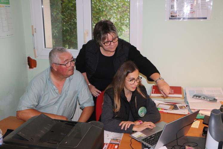 Les déplacements dans les bureaux des fermes mayennaises est une priorité du nouveau service Agri'Admin 53. Ce dernier est assuré par deux assistantes polyvalentes, Angélina Bréault (debout) et Mélina Marcadé.