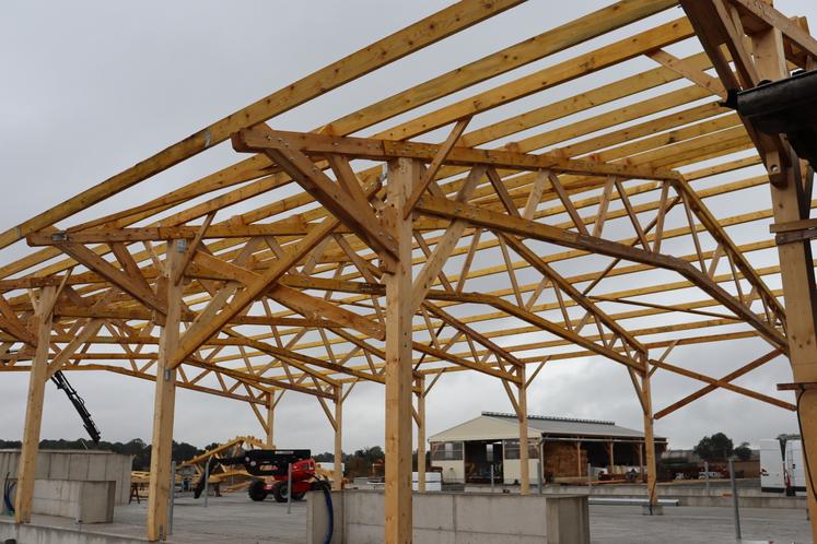 Le Gaec Harmauny a construit une nurserie en juillet (en haut à droite), ainsi qu'un hangar de stockage fourrage (en bas à droite). Actuellement, la charpente est en montage pour doubler la stabulation des vaches laitières, le tout combiné à un changement de système de traite.