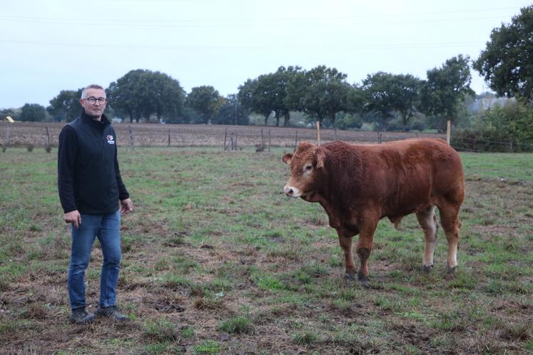 Olivier Moulin à côté d'Appolo, mâle de bientôt 15 mois.